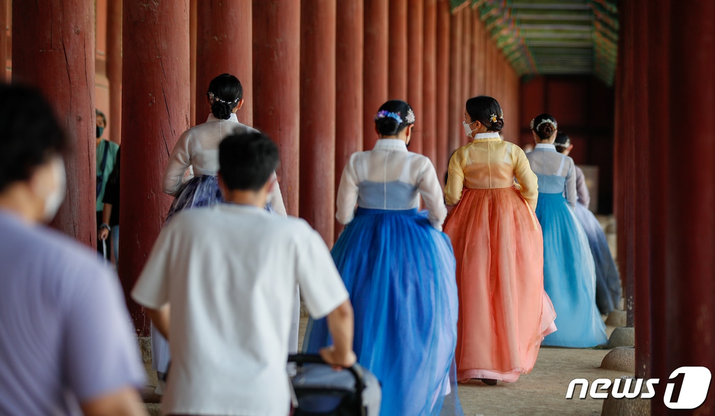 서울 종로구 경복궁에서 한복을 입은 관광객들이 걸어가고 있다.ⓒ News1  