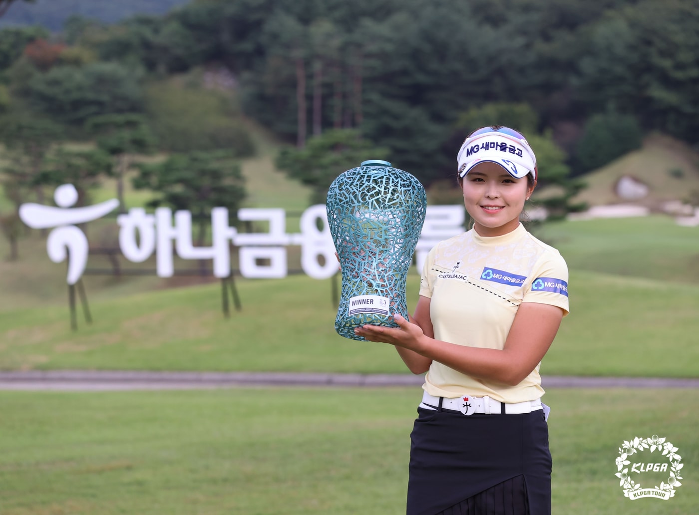 3일 경기 포천시 아도니스컨트리클럽에서 열린 2021 하나금융그룹 챔피언십에서 우승한 송가은이 트로피를 들고 있다.(하나금융그룹 챔피언십 대회본부 제공) 2021.10.3/뉴스1