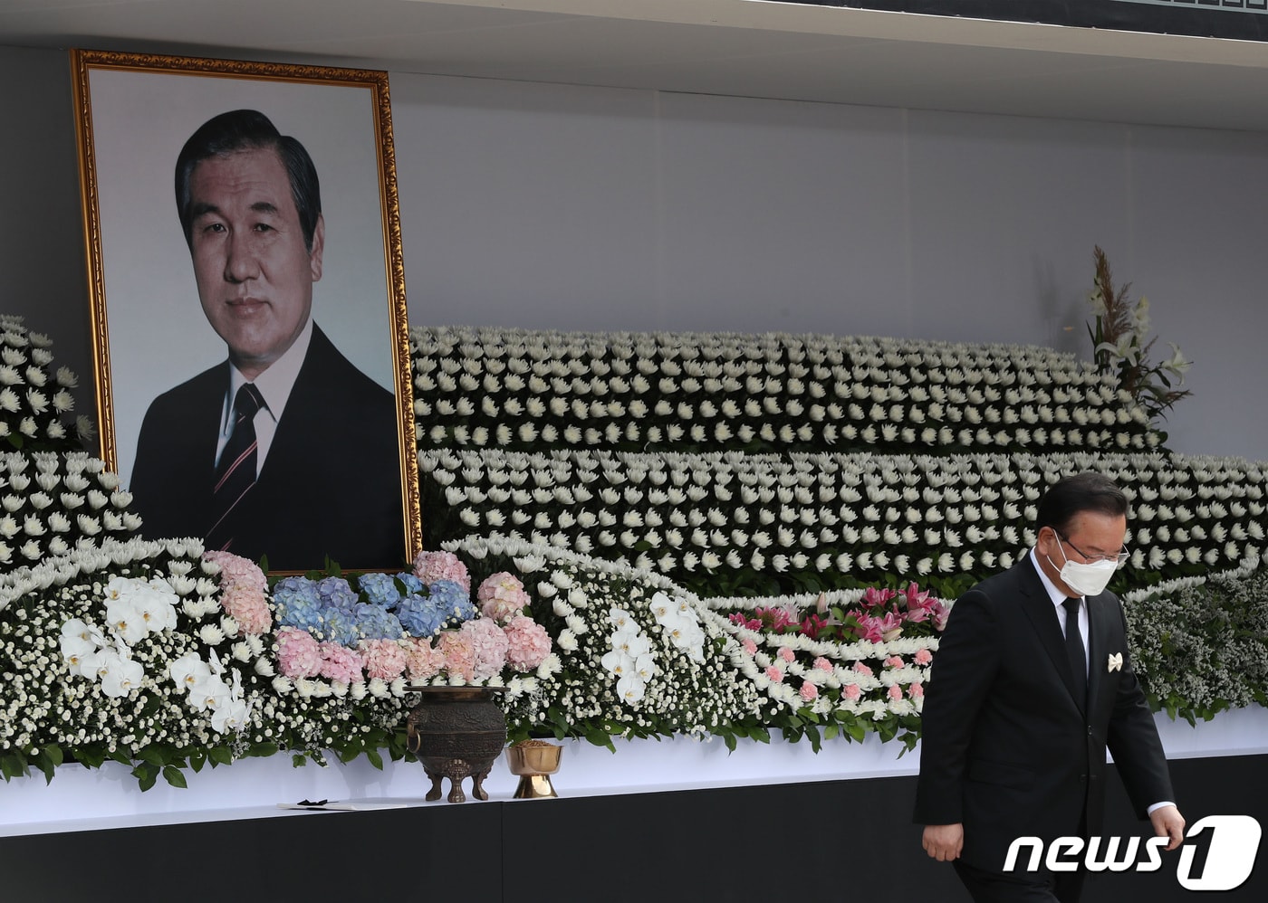 30일 고 노태우 전 대통령 국가장 영결식이 서울 송파구 올림픽공원 평화의 광장에서 엄수됐다. 김부겸 국무총리가 인사를 마치고 나오고 있다. 2021.10.30/뉴스1 ⓒ News1 사진공동취재단