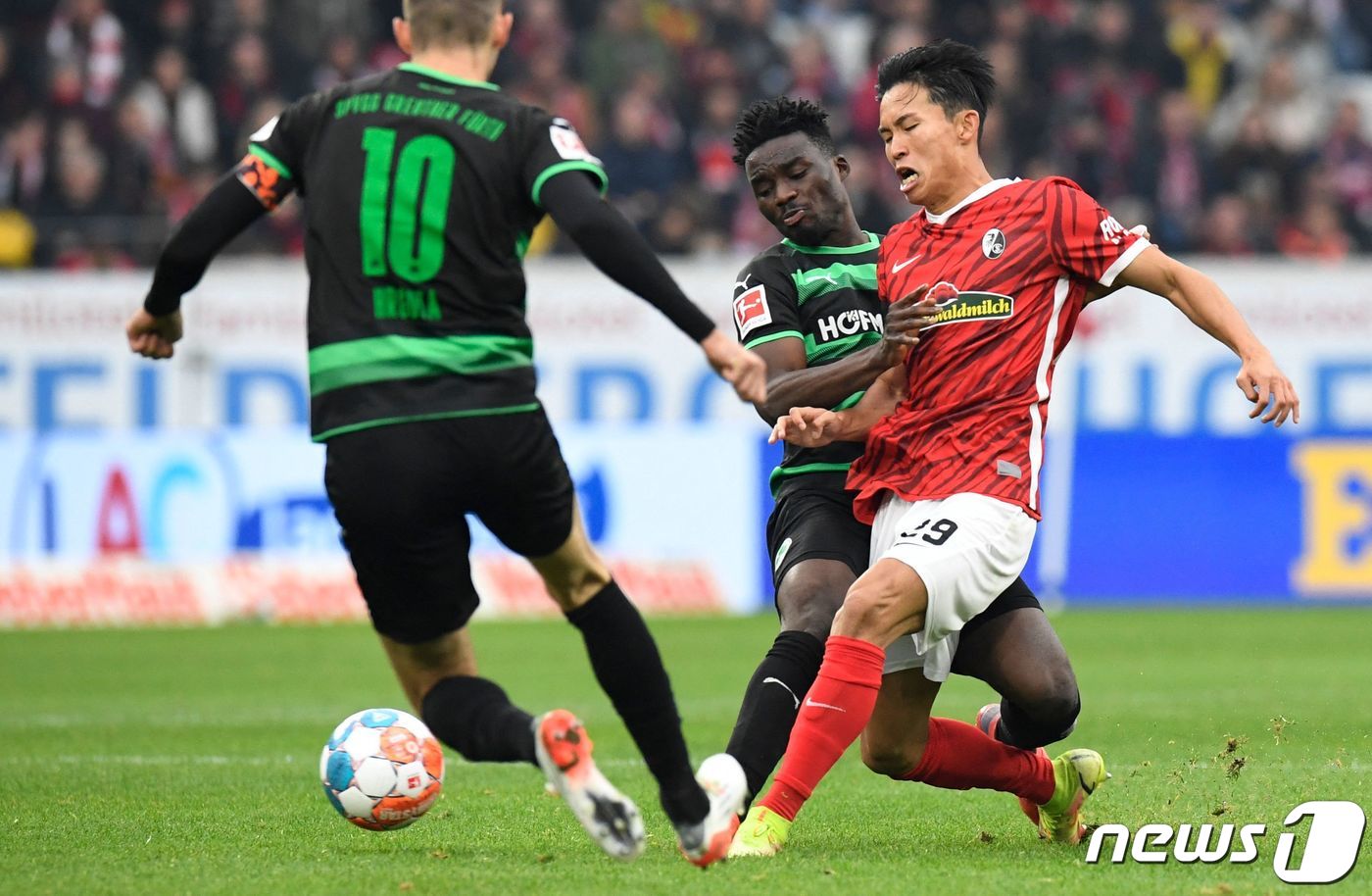 프라이부르크의 정우영(오른쪽) ⓒ AFP=뉴스1