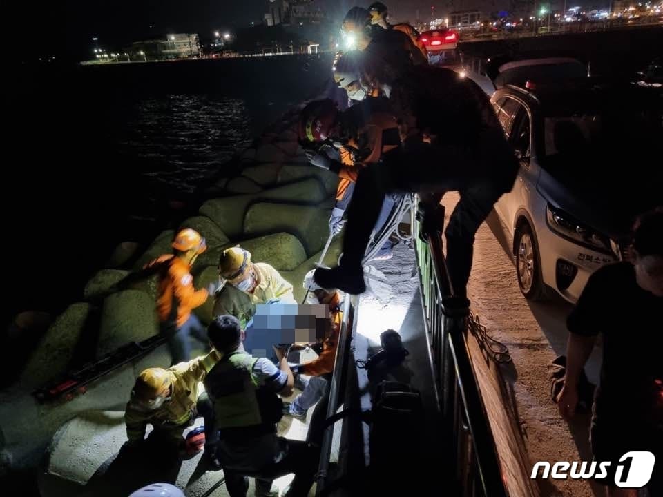 군산해경과 119구급대가 추락한 관광객 1명을 구조하고 있다.ⓒ 뉴스1