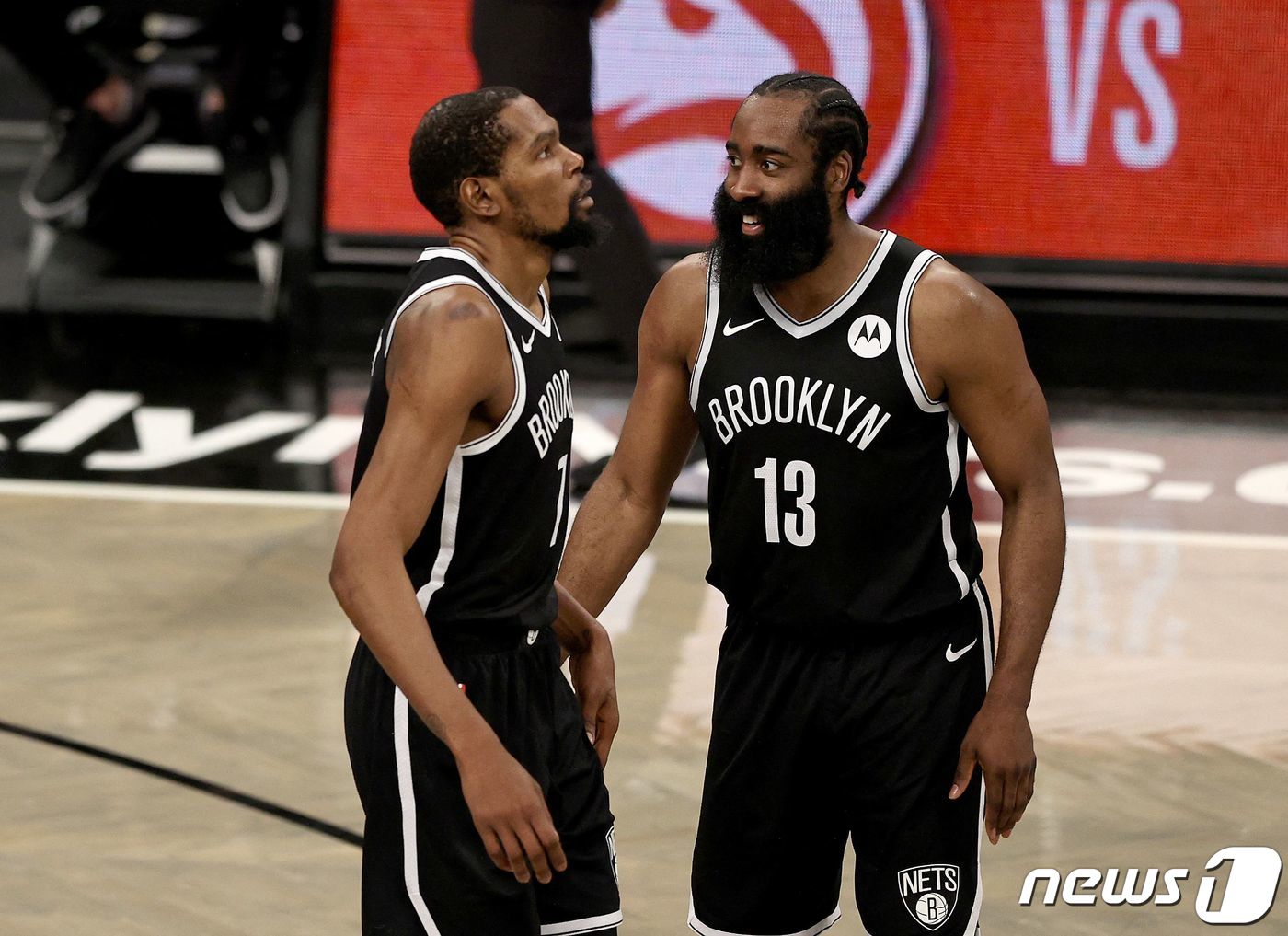 브루클린 네츠의 케빈 듀란트와 제임스 하든. ⓒ AFP=뉴스1