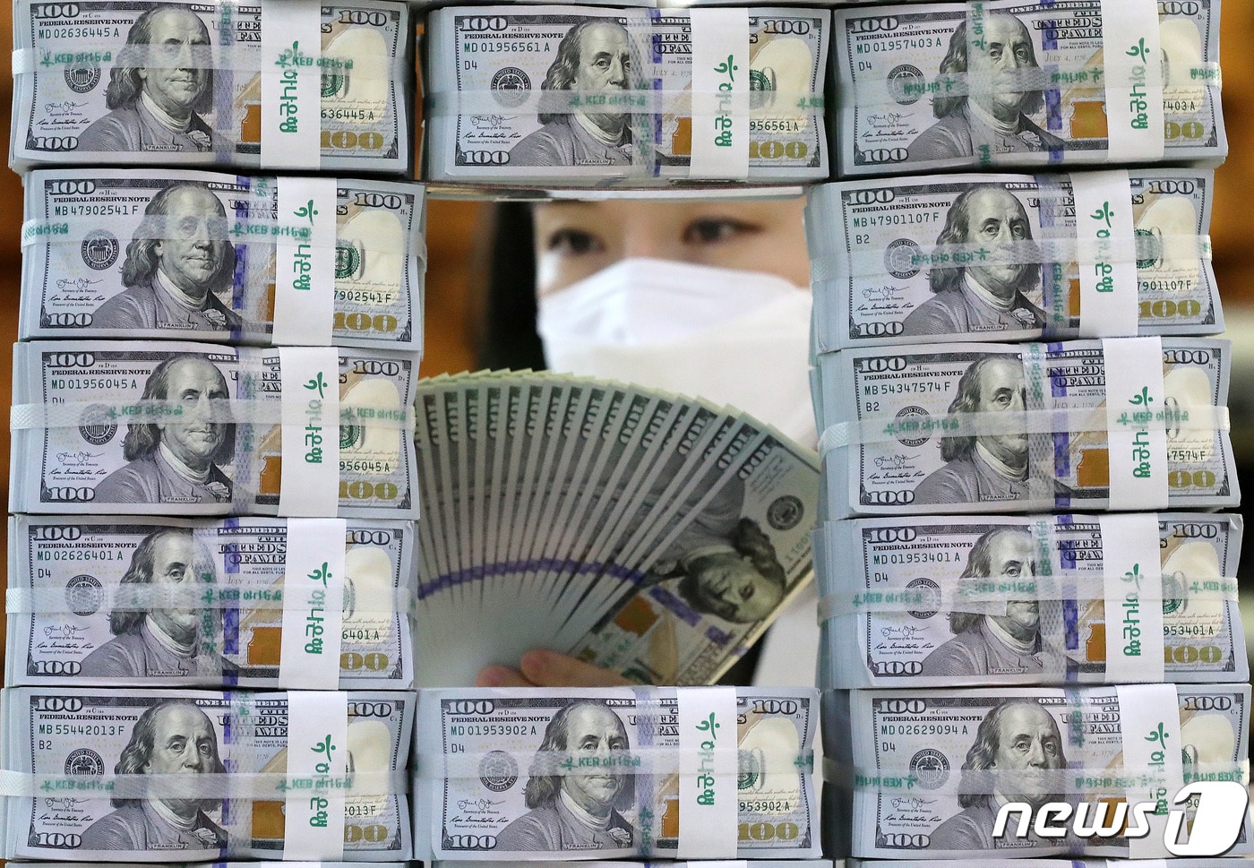 6일 오전 서울 중구 하나은행 위변조대응센터에서 관계자가 달러를 살펴보고 있다. 올해 9월말 기준 우리나라의 외환보유액이 4639억7000만달러를 나타내며 3개월 연속 사상 최대 기록을 썼다. 6일 한국은행이 발표한 '2021년 9월 말 외환보유액'에 따르면 지난달 말 기준 우리나라의 외환보유액은 전월말 대비 4000만달러 증가한 4639억7000만달러를 나타냈다. 2021.10.6/뉴스1 ⓒ News1 박세연 기자