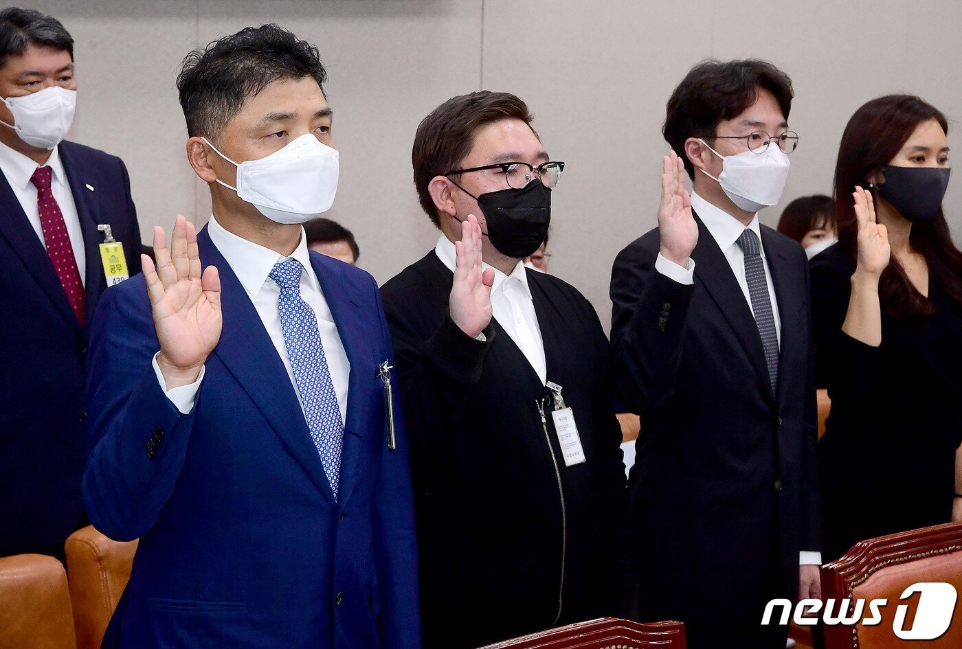 김범수 카카오 의장(왼쪽)이 7일 서울 여의도 국회에서 열린 산업통상자원중소벤처기업위원회의 중소벤처기업부 등에 대한 국정감사에서 증인선서를 하고 있다. 2021.10.7/뉴스1 ⓒ News1 이동해 기자