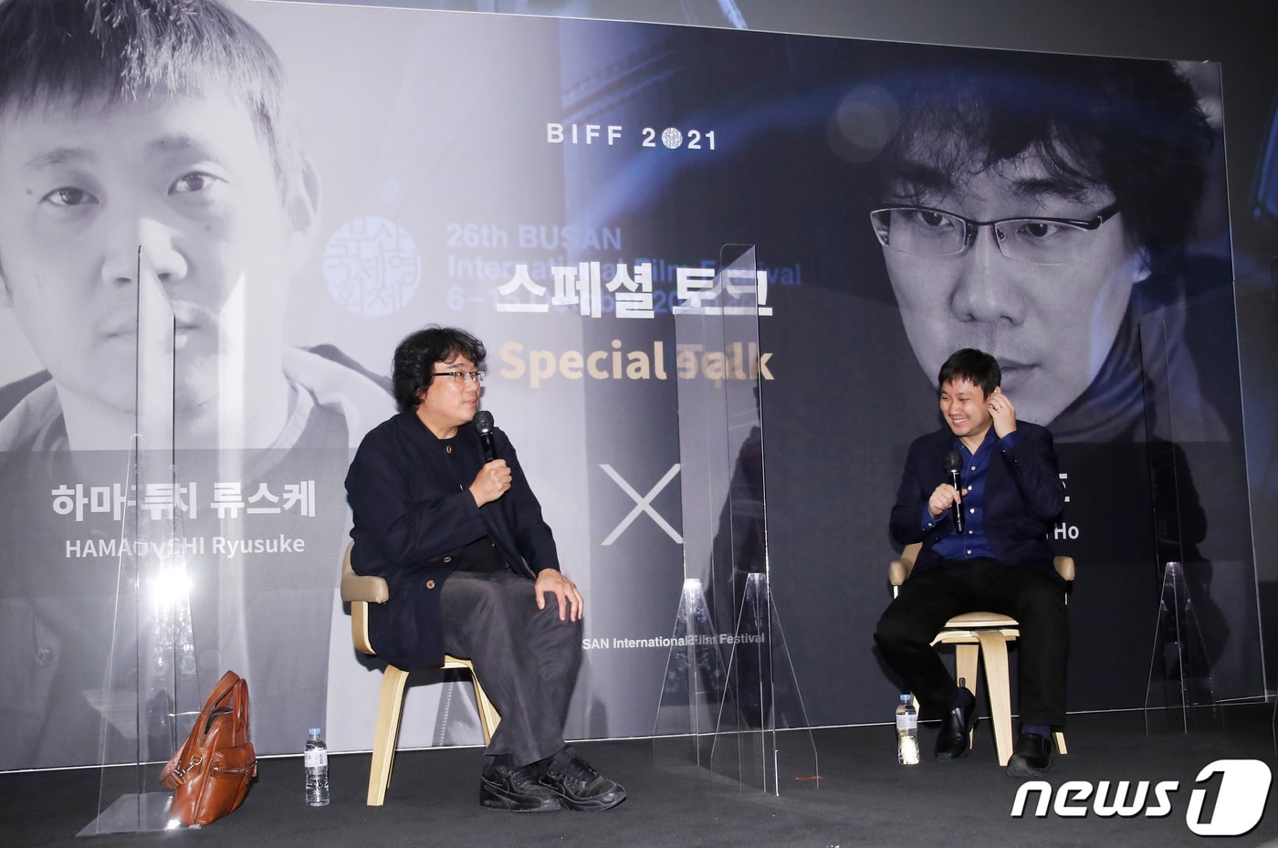 봉준호 감독이 7일 오후 부산광역시 우동 영화의 전당에서 '제26회 부산국제영화제(BIFF)' 일환으로 열린 하마구치 류스케 감독과의 스페셜 대담에서 질문에 답하고 있다. 2021.10.7/뉴스1 ⓒ News1 권현진 기자