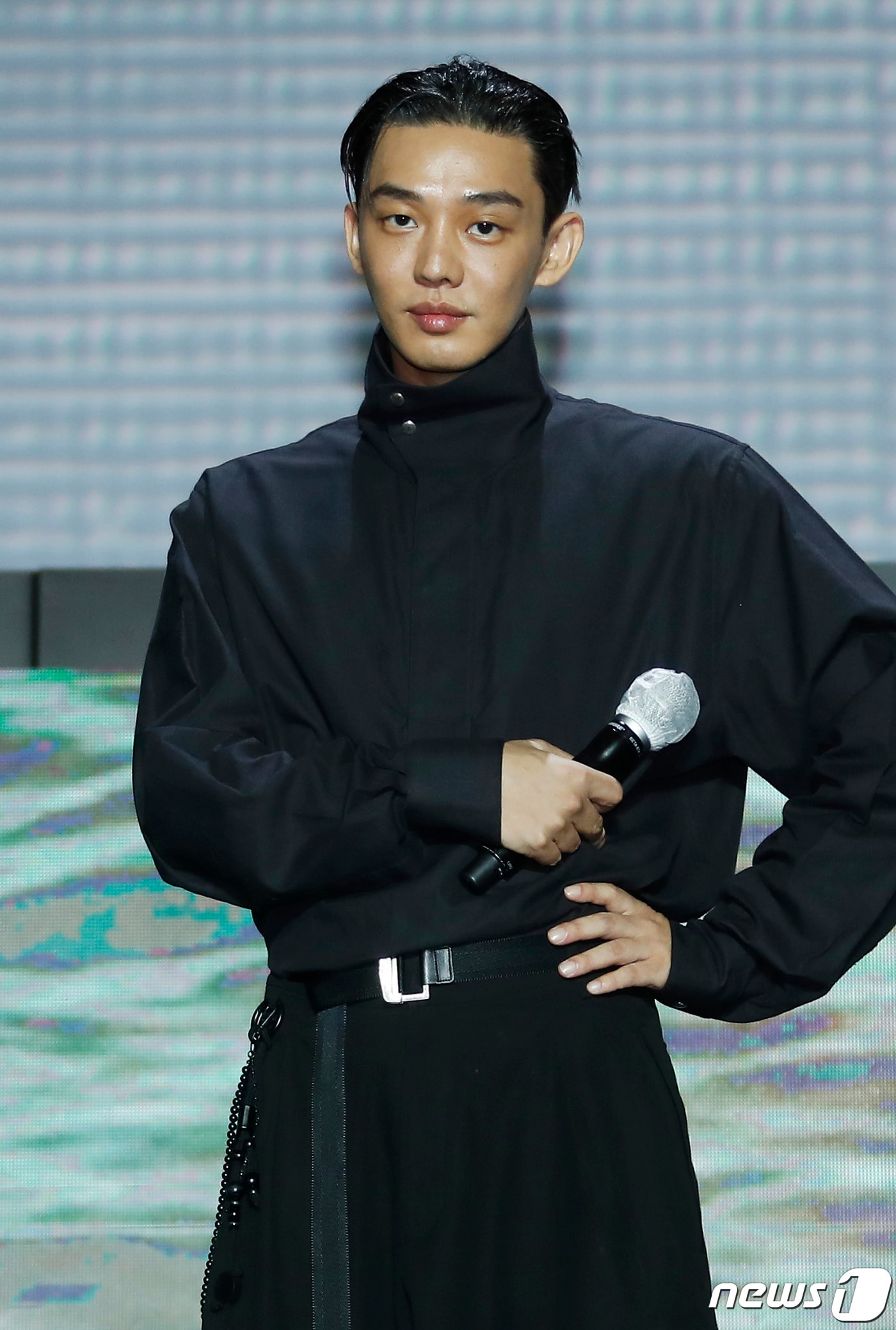 배우 유아인이 7일 오후 부산 해운대구 영화의전당 야외극장에서 열린 제26회 부산국제영화제 초청작 '지옥' GV 행사에 참석해 매력을 발산하고 있다. 2021.10.7/뉴스1 ⓒ News1 권현진 기자