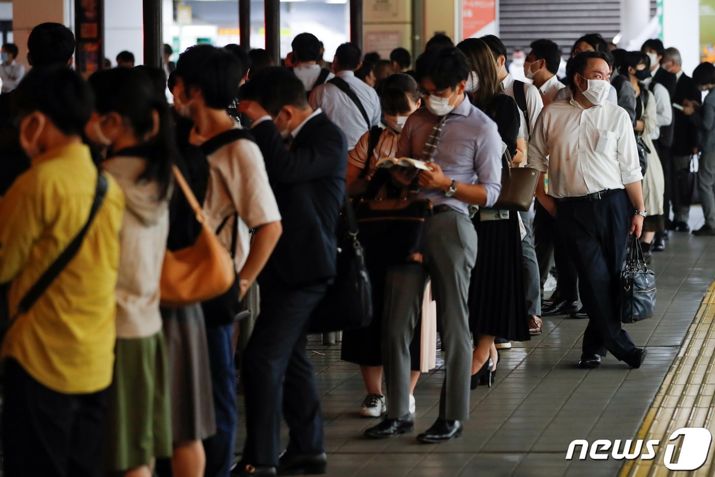 지하철을 기다리는 일본 시민들. &lt;자료사진&gt; ⓒ 로이터=뉴스1 ⓒ News1 신윤하 기자