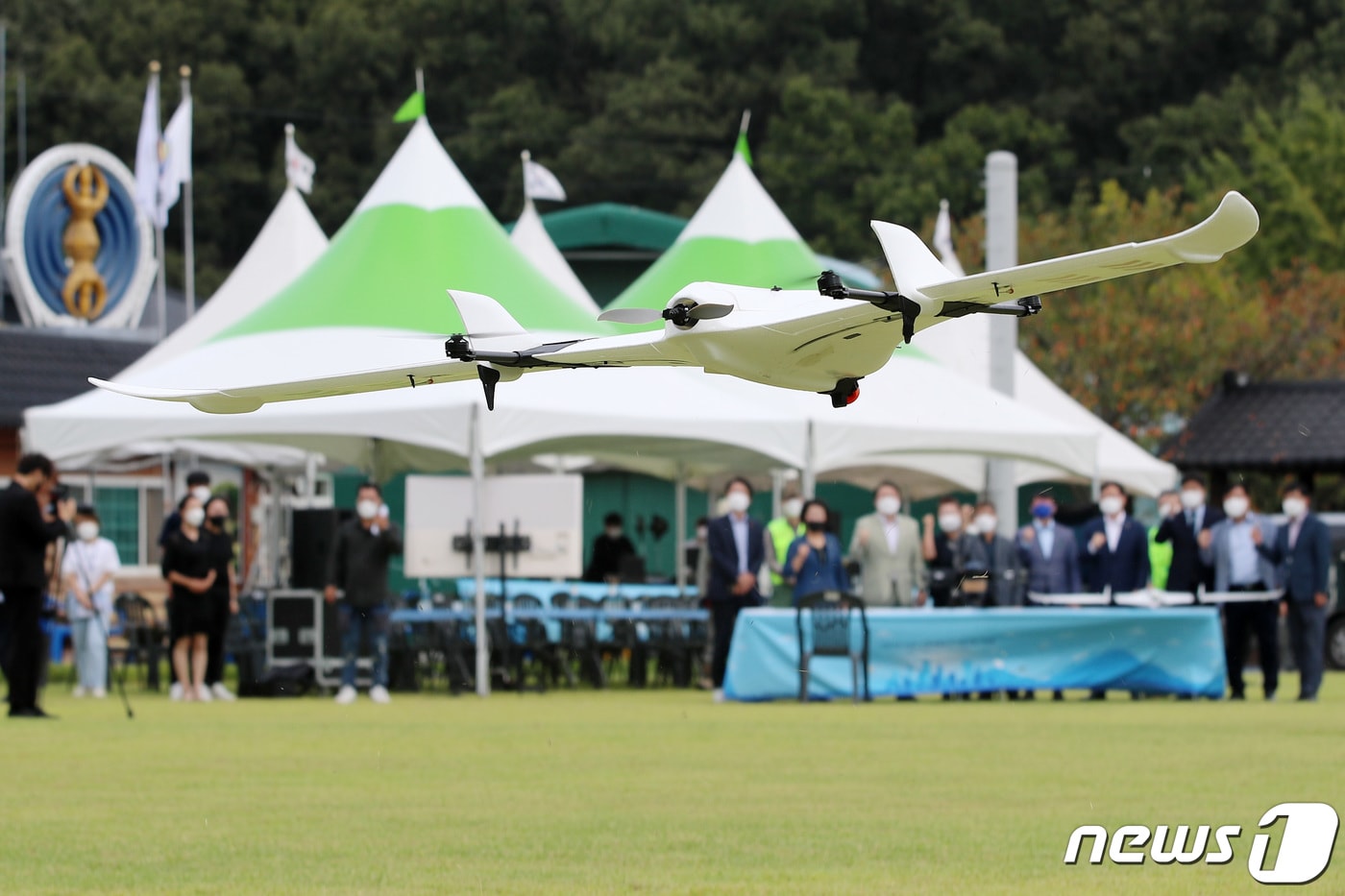 8일 오전 대구 수성구 고모동 대한불교천태종 동대사 잔디광장에서 열린 '2021년 수성구 드론실증도시 구축사업 1차 시연회'에서 지역 드론기업인 ㈜제이디랩의 드론 파일럿이 이륙신호를 보내자 드론이 이륙하고 있다. 이날 조난자 수색, 야생동물 정찰·퇴치, 산불감시 상황을 가정해 실시한 3차례 드론 시연이 모두 성공적으로 이뤄졌다. 2021.10.8/뉴스1 ⓒ News1 공정식 기자
