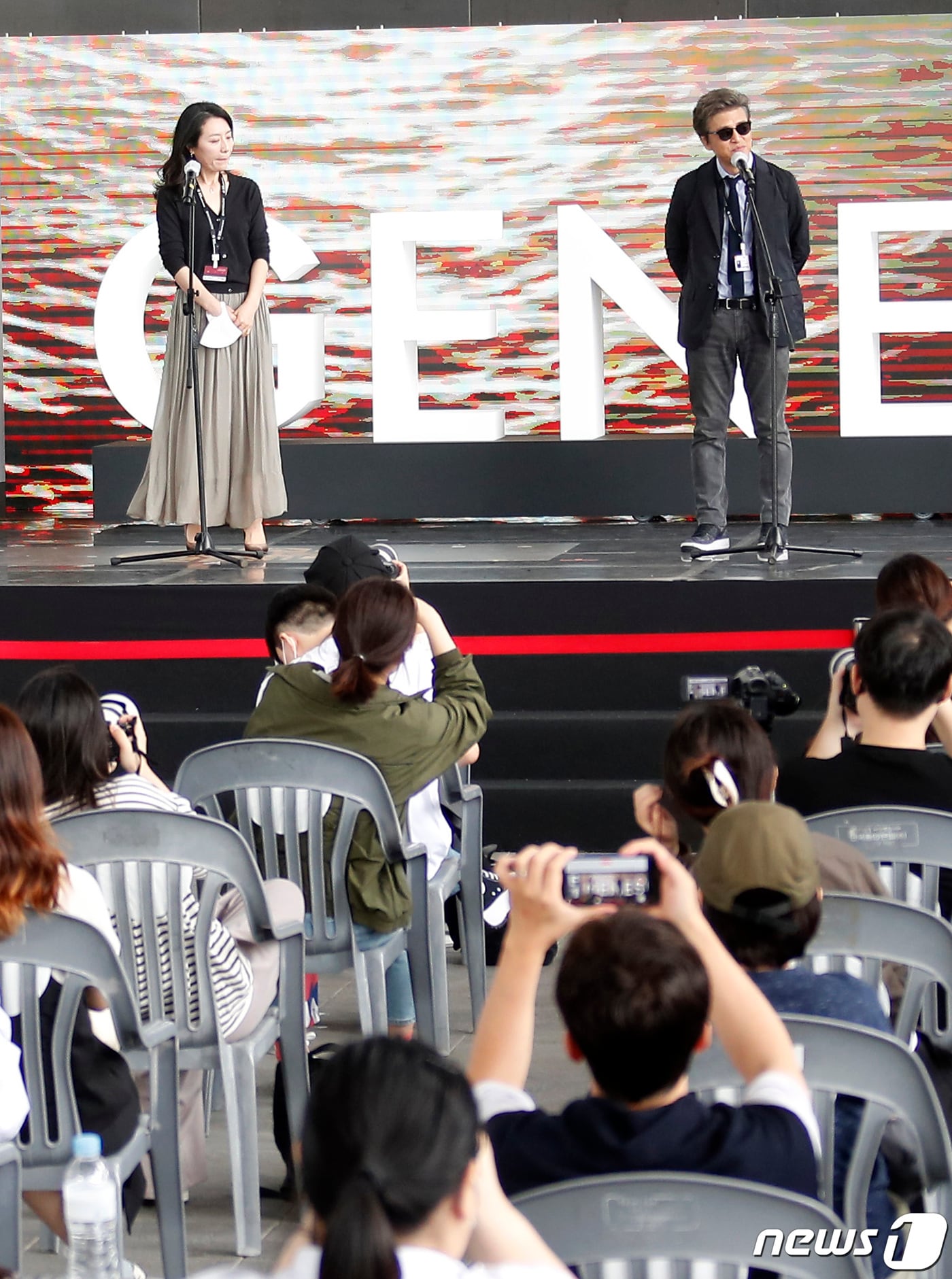 배우 조윤희, 권해효(오른쪽)가 8일 오전 부산 영화의전당 야외무대에서 열린 영화 ‘당신 얼굴 앞에서’(감독 홍상수) 오픈토크에 참석해 인사말을 하고 있다. 2021.10.8/뉴스1 ⓒ News1 권현진 기자