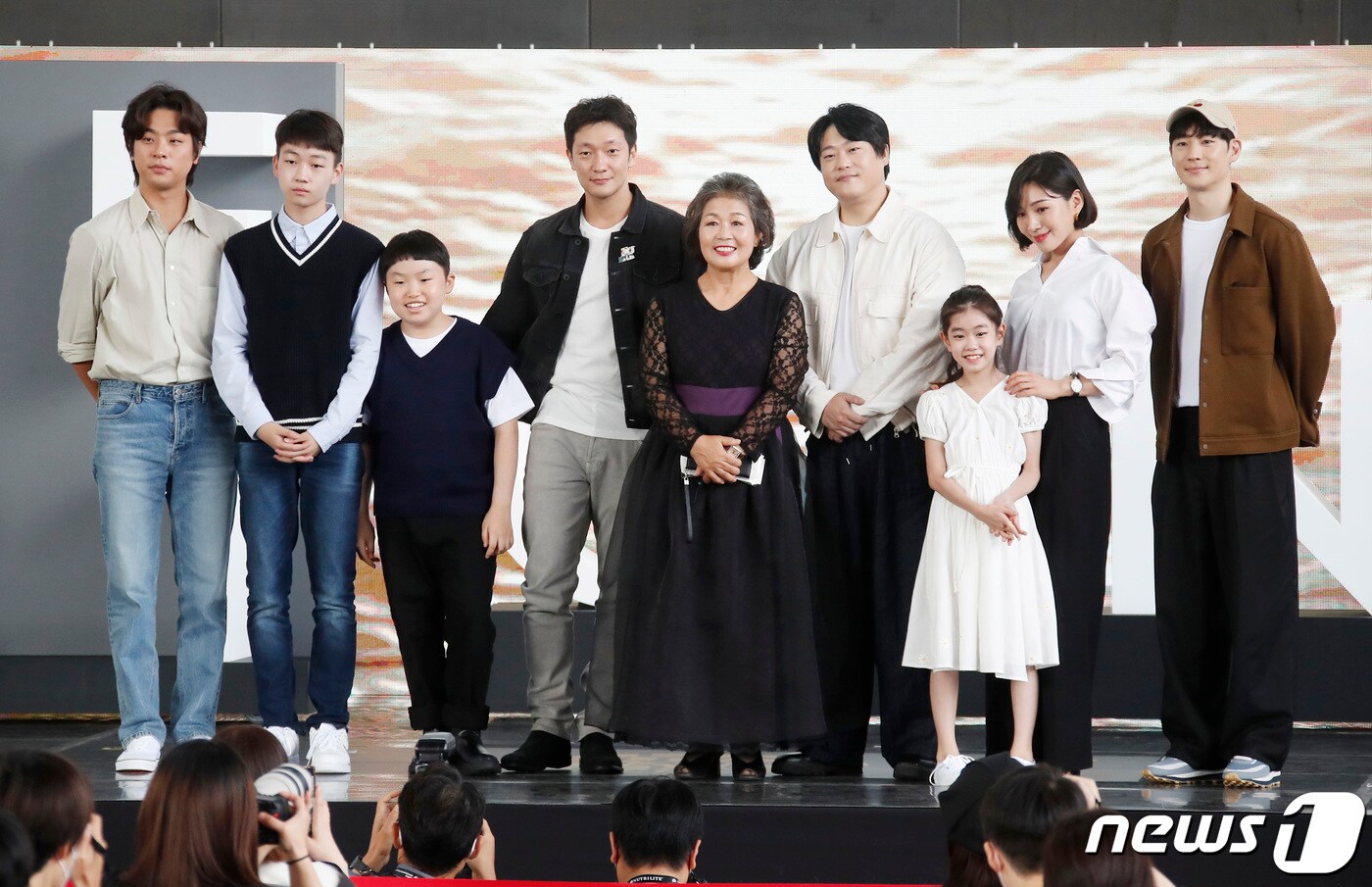 8일 부산 영화의전당 야외무대에서 열린 옴니버스 프로젝트 '언프레임드‘ 단편 '블루 해피니스' '반장선거' '반디' '재방송' 주역들이 무대 인사에 참석해 포즈를 취하고 있다. 2021.10.8./뉴스1 ⓒ News1 권현진 기자