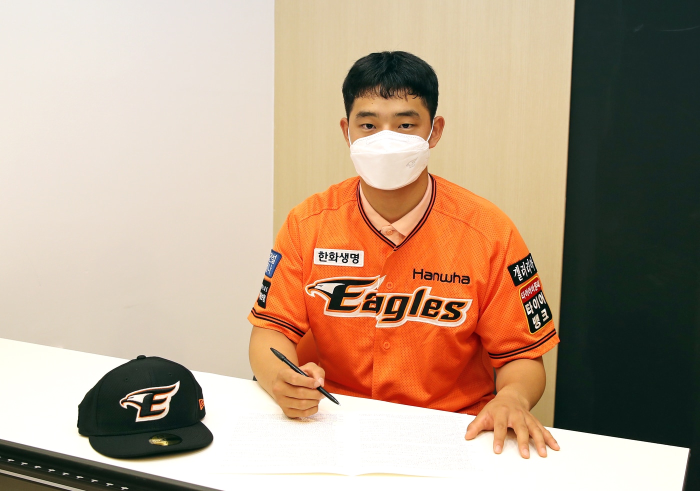 한화 이글스의 1차 지명 투수 문동주는 계약금 5억원에 서명했다.(한화 이글스 제공) ⓒ 뉴스1