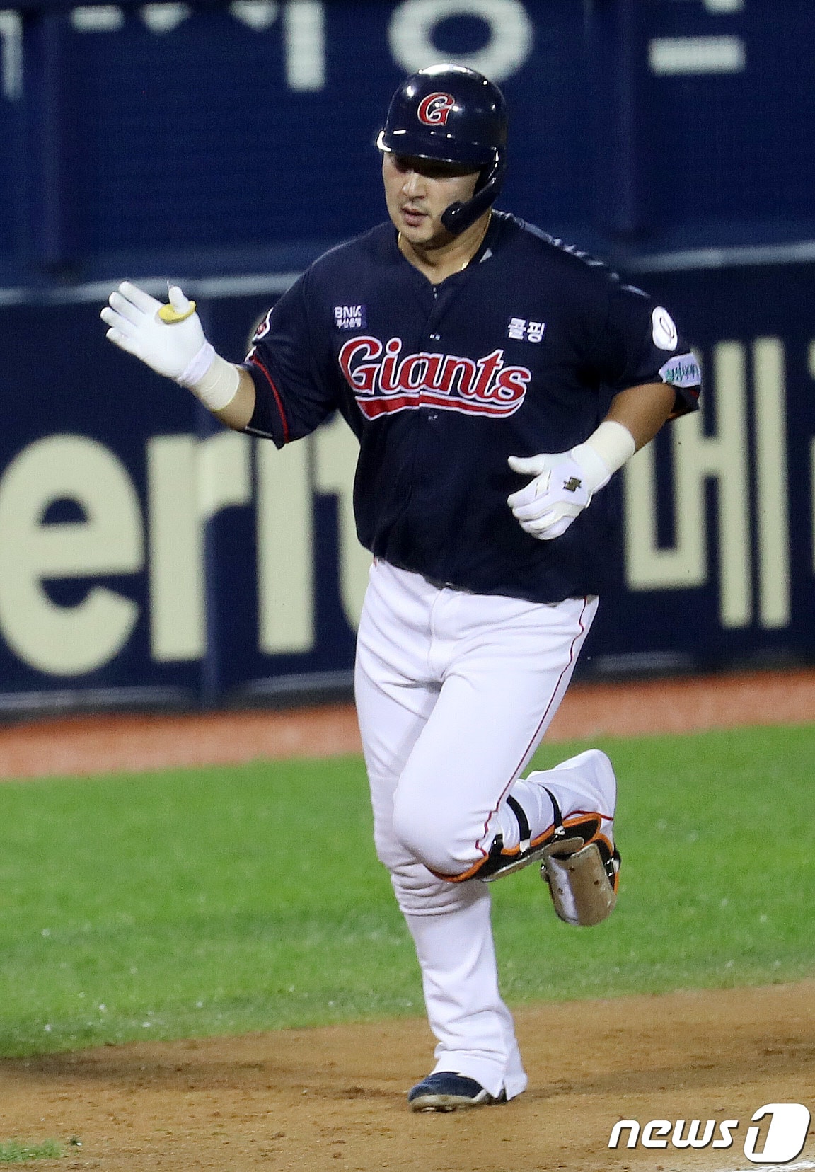 FA 김민성, 사인 앤드 트레이드로 롯데행…2+1년 9억원 계약 - 뉴스1