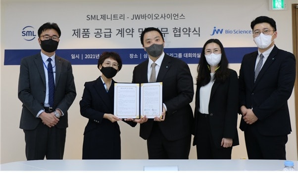 신동운 JW바이오사이언스 개발마케팅실장, 함은경 JW바이오사이언스 대표, 안지훈 SML제니트리 대표, 황경아 SML 제니트리 연구소장, 이승목 SML 제니트리 경영기획팀장 (왼쪽부터) ⓒ 뉴스1