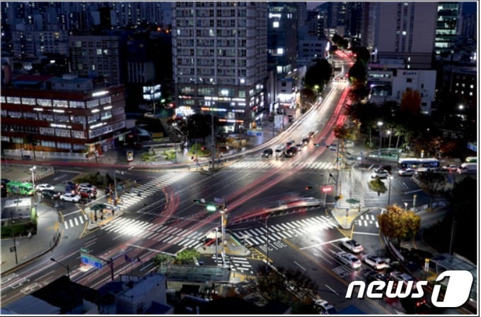 왕십리 오거리에 설치된 스마트 횡단보도 야경(성동구제공)ⓒ 뉴스1