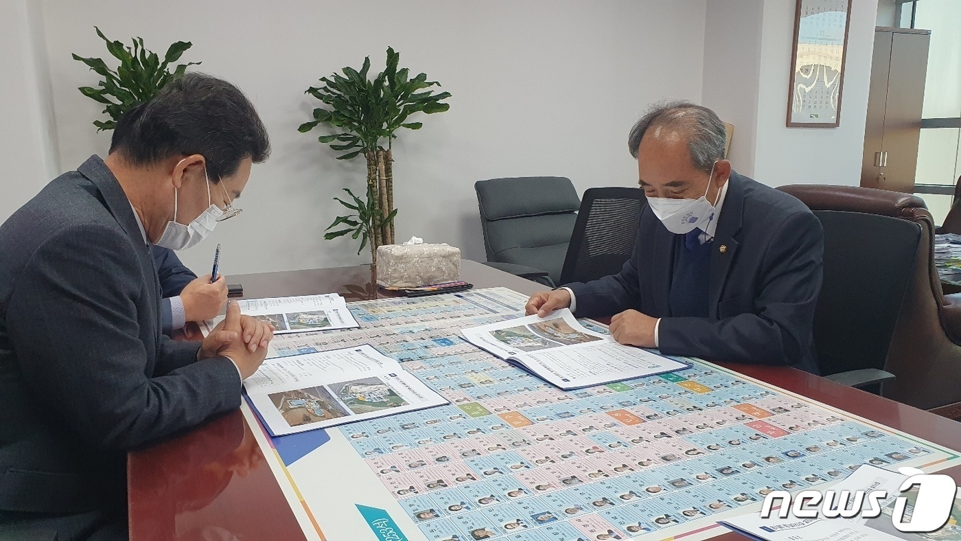 권익현 전북 부안군수가 11~12일 이틀간 지역 현안사업과 정부예산안에 미반영된 사업에 대한 국비 예산반영을 위해 국회를 방문했다. 권 군수(왼쪽)가 윤준병 국회의원을 만나 지역 현안사업을 설명하고 있다.ⓒ 뉴스1