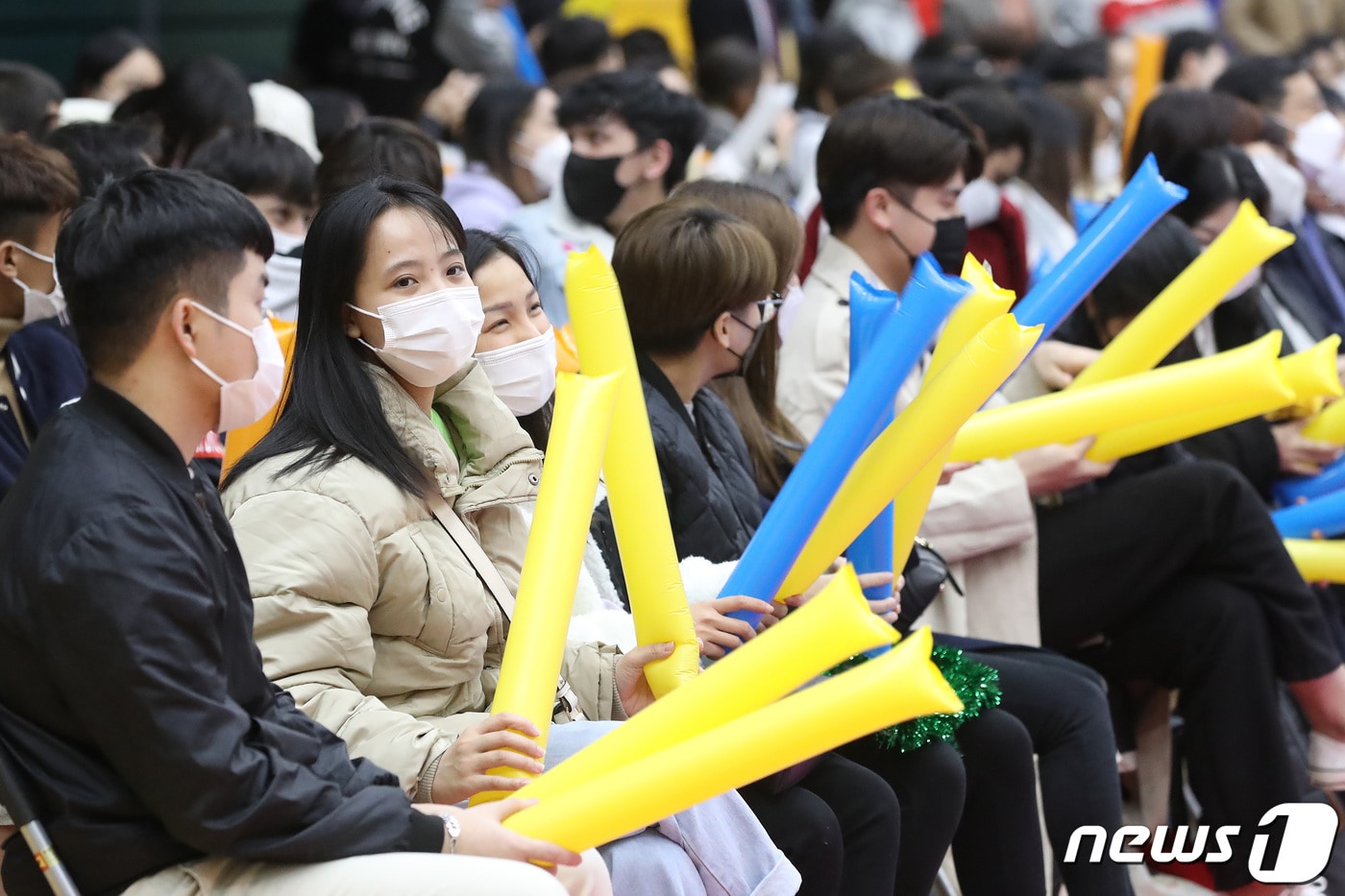 12일 오후 대구 달서구 계명문화대 수련관에서 열린 제3회 계명문화 외국인 유학생 한국가요대전에서 학생들이 무대에 오른 친구들을 응원하고 있다. 2021.11.12/뉴스1 ⓒ News1 공정식 기자