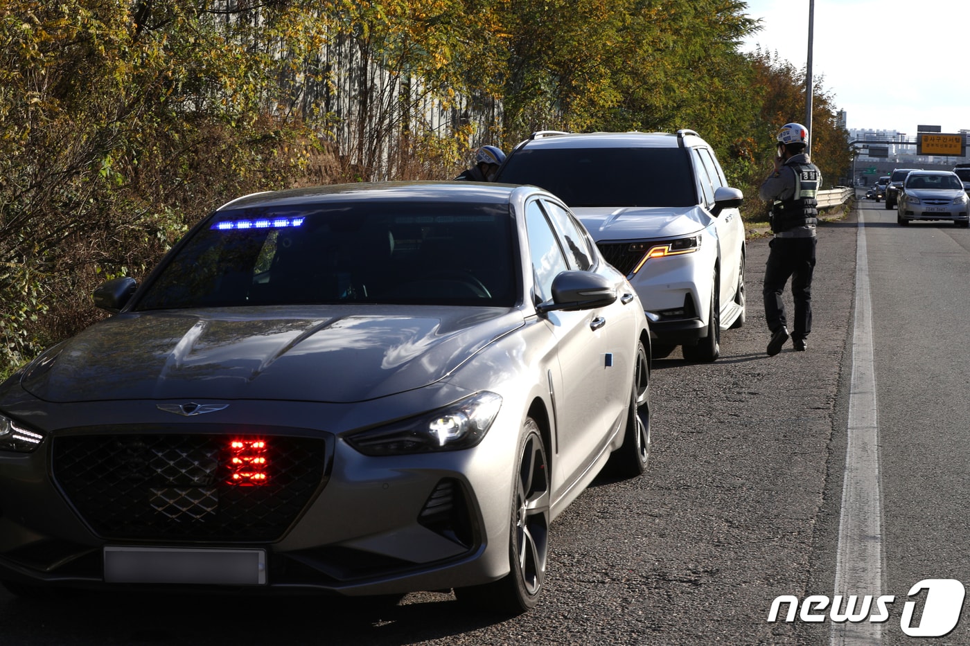 암행순찰차가 교통 위반을 단속하고 있다. /뉴스1 DB