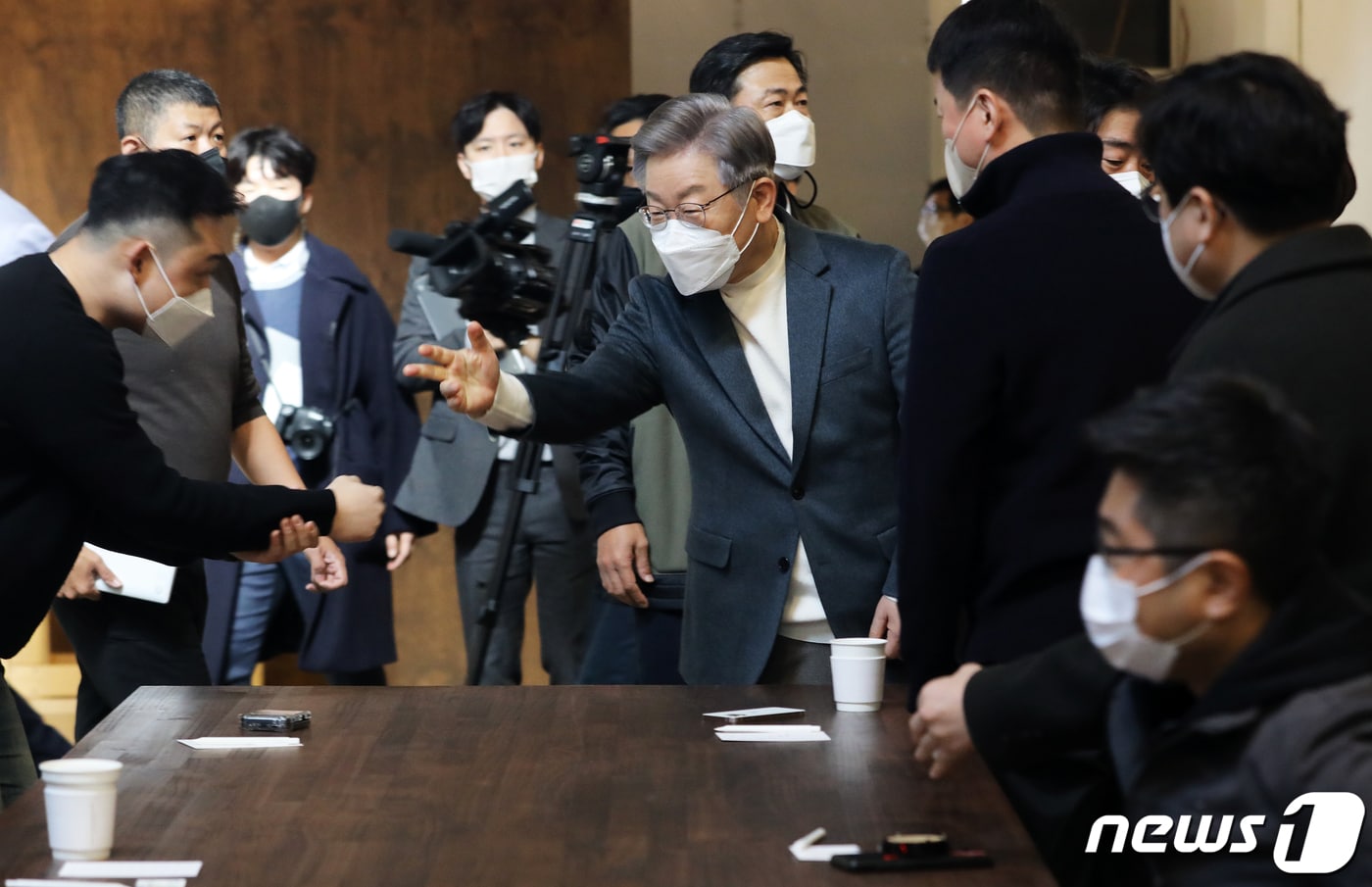 전국 민생탐방 투어에 나선 이재명 더불어민주당 대선 후보가 13일 오전 부산 영도구 카페 무명일기에서 열린 부산지역 스타트업·소셜벤처인과의 간담회에서 참석자들과 인사하고 있다. ⓒ News1 오대일 기자