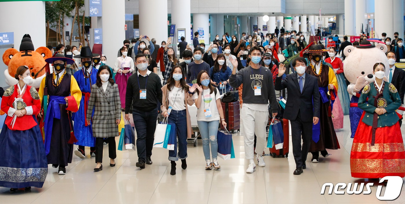 15일 인천국제공항 2터미널을 통해 입국한 싱가포르 관광업계 및 미디어 팸투어단이 환영을 받으며 손을 흔들고 있다. 한국-싱가포르 간 여행안전권역(트래블 버블)이 이날부터 시행됨에 따라 백신 접종을 완료한 양국 국민들은 격리부담 없이 여행을 할 수 있다. 2021.11.15/뉴스1 ⓒ News1 안은나 기자