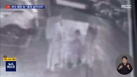 본문 이미지 - 지난 12일 밤 경주 상주의 한 모텔 주차장에서 남자 승마선수들이 후배인 여자 승마선수를 폭행하고 숙소로 옮기고 있다. &#40;MBC 보도화면 갈무리&#41; ⓒ 뉴스1