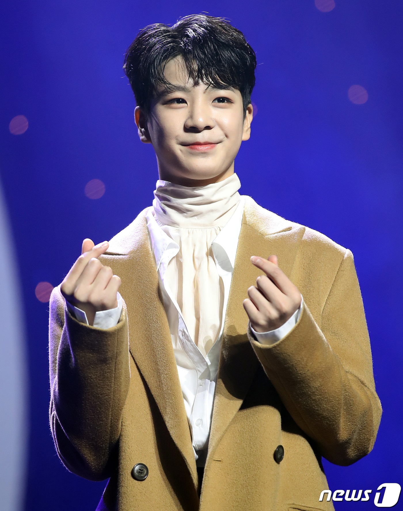 가수 정동원이 17일 오후 서울 용산구 노들섬 라이브하우스에서 열린 첫 정규 앨범 '그리움, 아낌없이 주는 나무' 발매 기념 쇼케이스에서 포토타임을 갖고 있다. ‘그리움, 아낌없이 주는 나무’는 만남과 이별 그리고 옛 추억에 관한 서정적인 이야기를 담고 있다. 타이틀곡 ‘잘가요 내사랑’은 소중했던 이들을 떠나보낸 모든 사람들에게 위로와 아름다운 추억을 떠오르게 하는 곡이며, 더블 타이틀곡 ‘물망초’ 역시 ‘나를 잊지 말아요’라는 꽃말을 지닌 만큼 슬픈 이별을 아름답게 승화시키는 감성적인 곡이다. 2021.11.17/뉴스1 ⓒ News1 김진환 기자