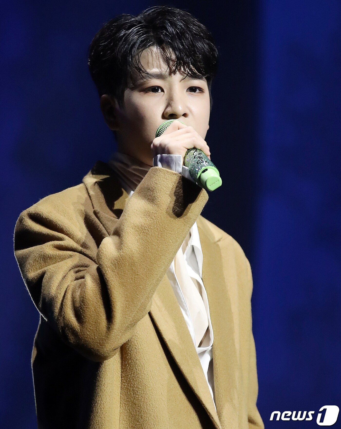 가수 정동원이 17일 오후 서울 용산구 노들섬 라이브하우스에서 열린 첫 정규 앨범 '그리움, 아낌없이 주는 나무' 발매 기념 쇼케이스에서 열정적인 무대를 펼치고 있다. ‘그리움, 아낌없이 주는 나무’는 만남과 이별 그리고 옛 추억에 관한 서정적인 이야기를 담고 있다. 타이틀곡 ‘잘가요 내사랑’은 소중했던 이들을 떠나보낸 모든 사람들에게 위로와 아름다운 추억을 떠오르게 하는 곡이며, 더블 타이틀곡 ‘물망초’ 역시 ‘나를 잊지 말아요’라는 꽃말을 지닌 만큼 슬픈 이별을 아름답게 승화시키는 감성적인 곡이다. 2021.11.17/뉴스1 ⓒ News1 김진환 기자