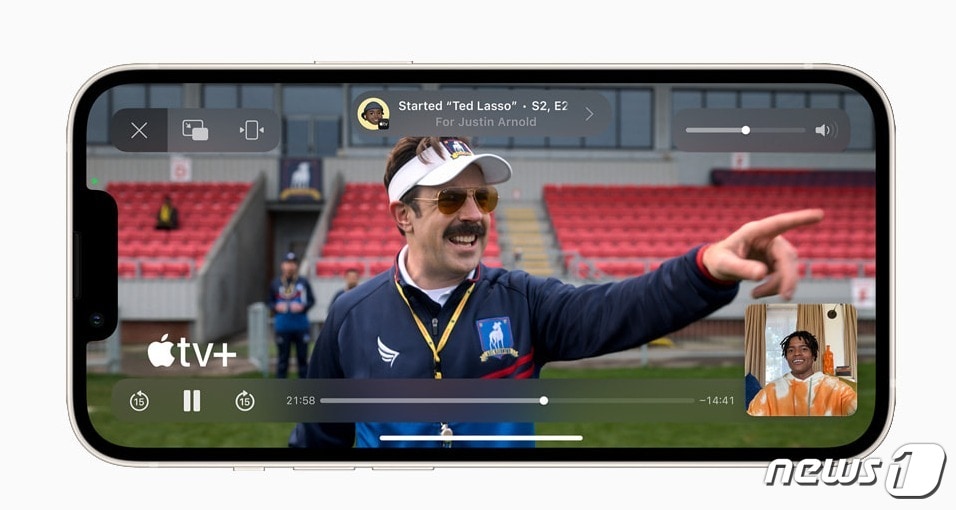 애플이 페이스타임(FaceTime) 통화를 하면서 상대방과 함께 TV나 영화를 시청하고 음악을 들으며, 운동을 할 수 있는 '쉐어플레이(SharePlay)' 기능을 공개했다. 사진은 페이스타임을 하면서 상대방과 애플TV+를 시청하는 모습. ⓒ 뉴스1