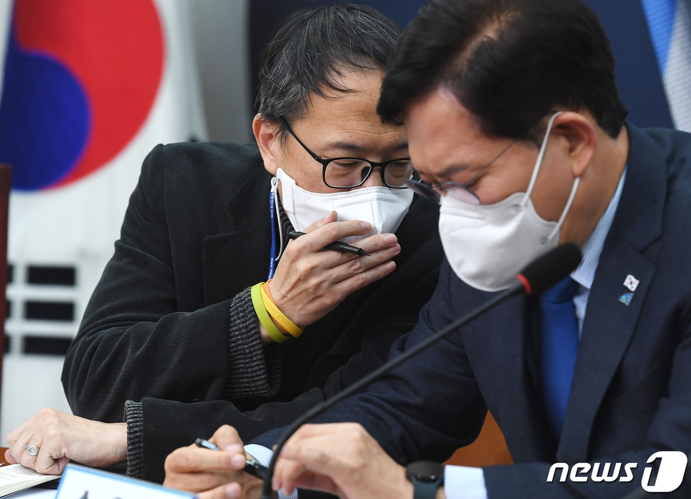 2021년 11월 19일 박주민(왼쪽) 윤석열 일가 부정부패 국민검증 특별위원회 공동위원장과 송영길 더불어민주당 상임선거대책위원장이 서울 여의도 국회에서 열린 '윤석열일가 부정부패 국민검증특위 1차 회의'에서 귀엣말을 나누고 있다. ⓒ News1 이동해 기자