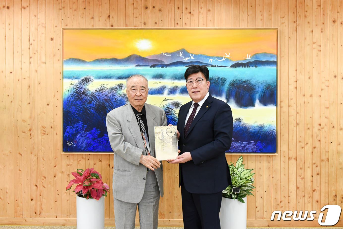 고 강운 최승효 선생의 차남인 최창준 선생(왼쪽)이 고영진 순천대 총장에게 1939년 발행된 순천공립농업학교 시절 교우회지 창간호 영인본 1점과 일제강점기~해방 후 교과서 30점을 전달하고 있다. (순천대 제공)2021.11.2/ⓒ 뉴스1