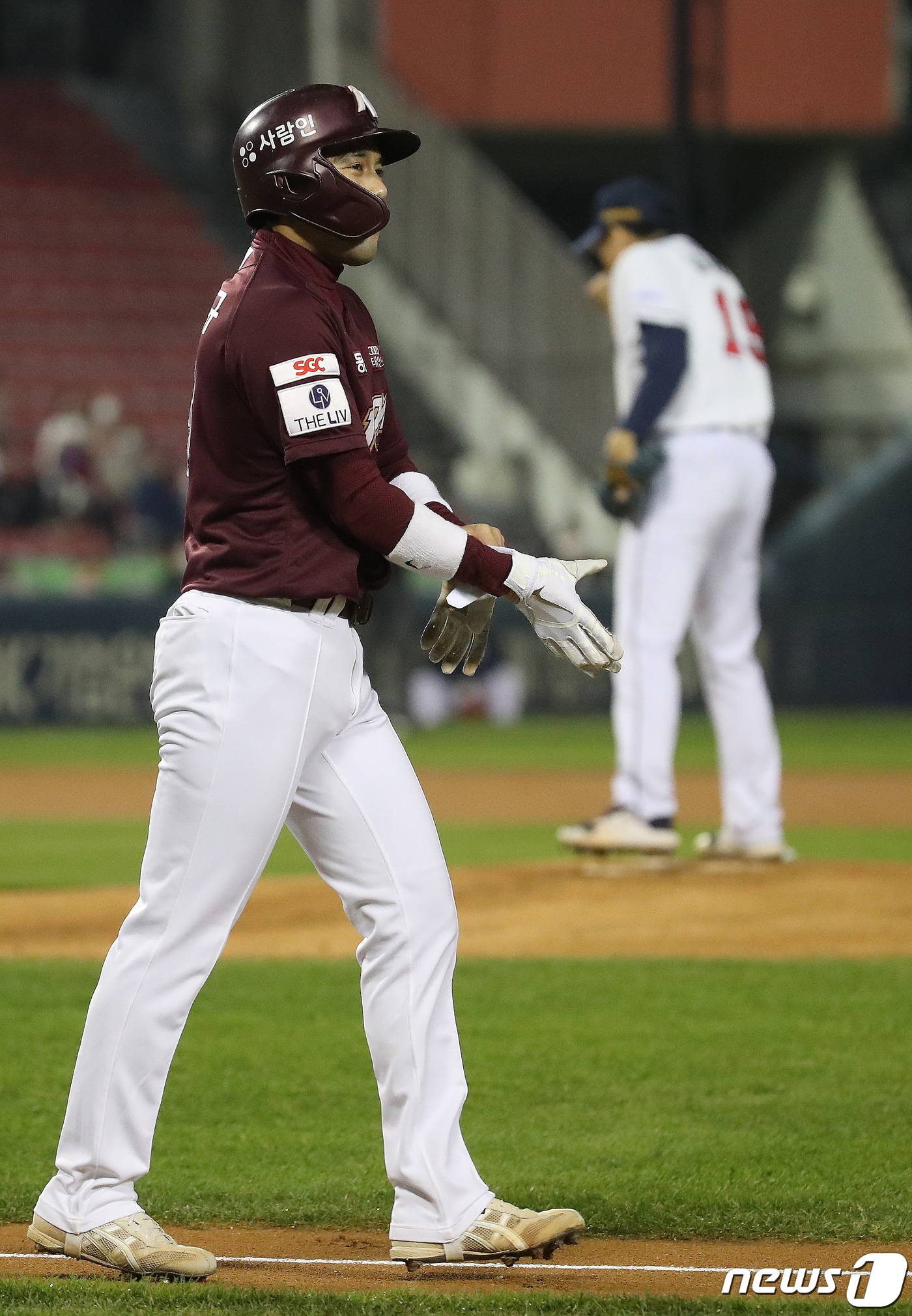 2일 오후 서울 송파구 잠실야구장에서 열린 프로야구 '2021 신한은행 SOL KBO 포스트시즌‘ 와일드카드 결정전 2차전 키움 히어로즈와 두산 베어스의 경기 1회초 무사 주자 없는 상황 키움 이용구가 볼넷으로 걸어나가고 있다. 2021.11.2/뉴스1 ⓒ News1 임세영 기자