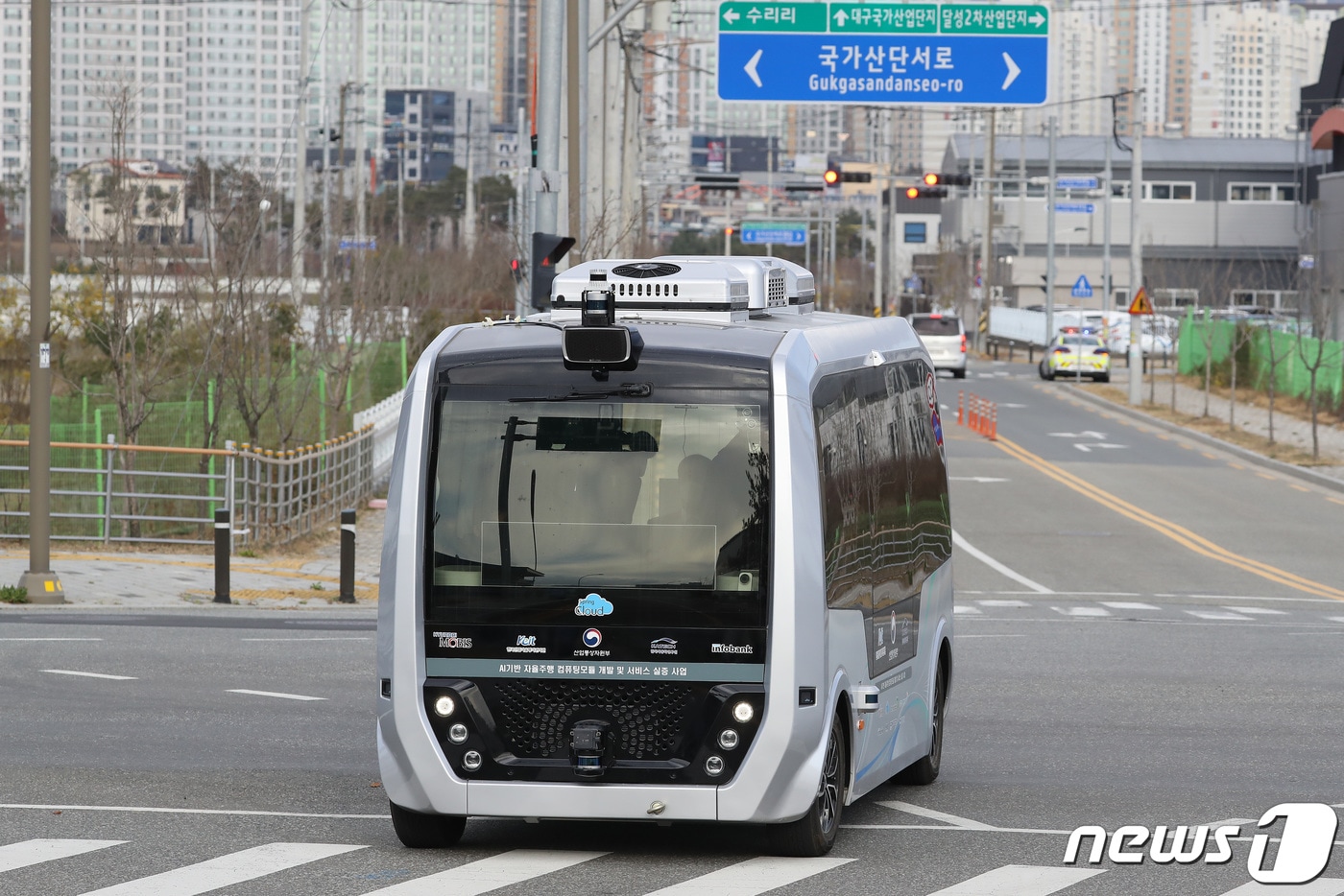 지난해 11월22일 대구 달성군 대구국가산업단지에서 열린 '디지털 교통신호정보 활용 합동시연회'에서 자율자동차가 교통신호에 따라 주행하고 있다. 2021.11.22/뉴스1 ⓒ News1 공정식 기자