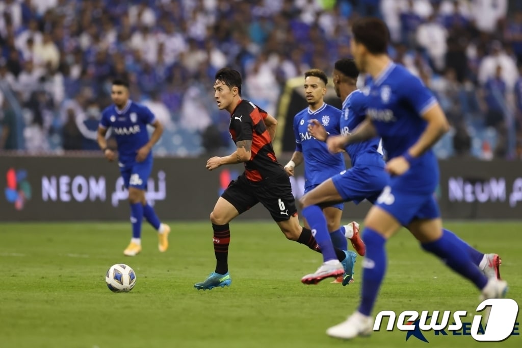 24일 오전(한국시간) 사우디아라비아 리야드 킹 파드 인터내셔널 스타디움에서 열린 2021 아시아축구연맹(AFC) 챔피언스리그(ACL) 결승전 포항 스틸러스와 알힐랄(사우디)의 경기에서 포항 신진호가 드리블하고 있다.(한국프로축구연맹 제공) 2021.11.24/뉴스1