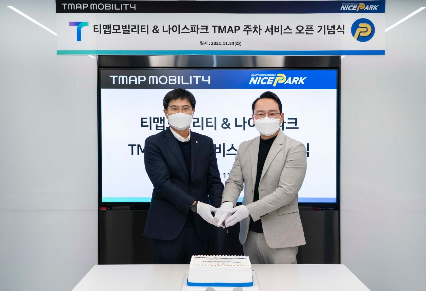 (왼쪽부터) 임훈택 한국전자금융 주차사업본부장과 양성우 티맵모빌리티 MOD 담당이 서울 명동 티맵모빌리티 본사에서 T맵 주차 서비스 오픈을 기념하고 있다. (티맵모빌리티 제공)