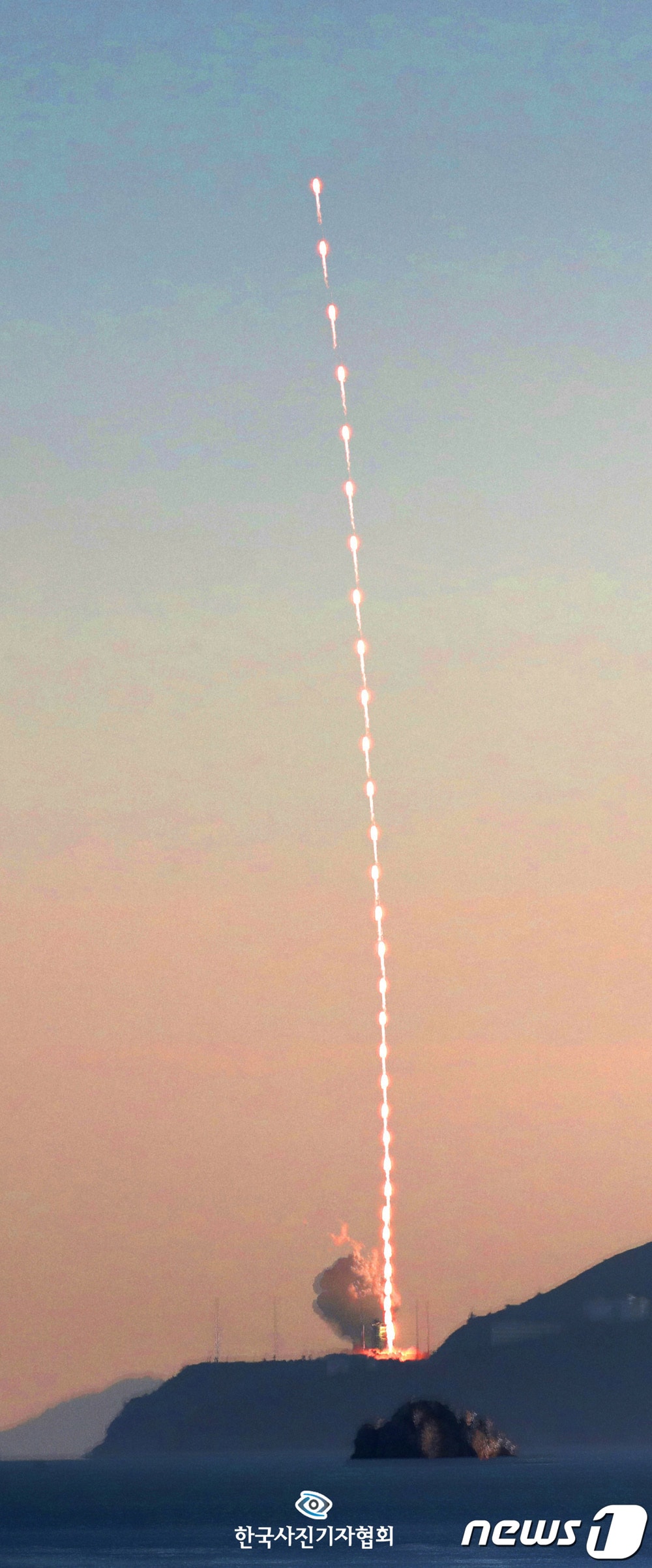 한국사진기자협회 제226회 이달의보도사진상 뉴스 부문 최우수상 수상한 뉴스1 조태형 기자의 '우주를 향해' ⓒ 뉴스1