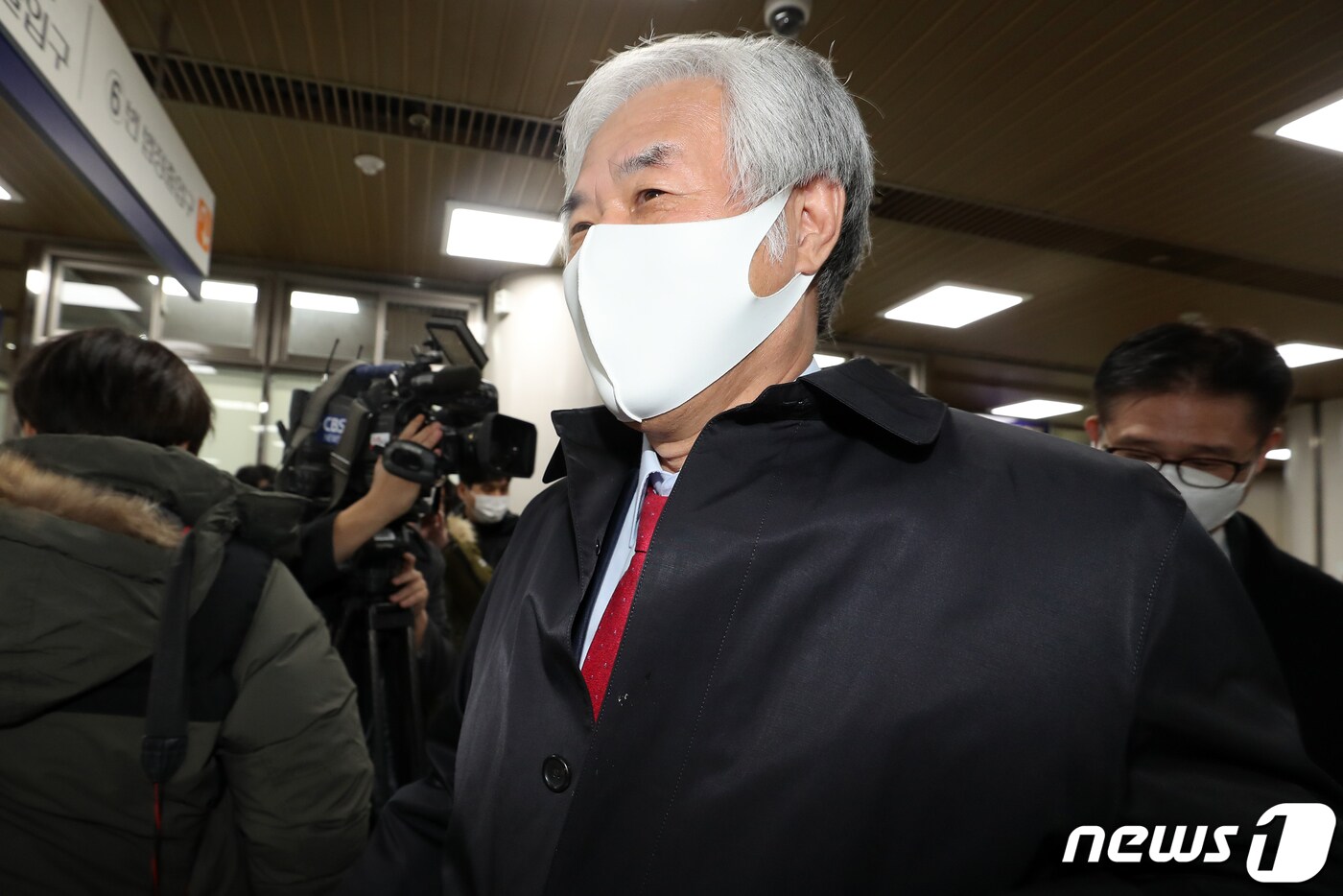 특정 정당에 대한 지지를 호소해 공직선거법을 위반한 혐의를 받고 재판에 넘겨져 1심에서 무죄를 선고받은 전광훈 사랑제일교회 담임 목사가  11월24일 오후 서울 서초구 서울고등법원에서 열린 항소심에서도 무죄를 선고 받은 뒤 법원을 나서고 있다(자료사진). 2021.11.24.뉴스1 ⓒ News1 민경석 기자