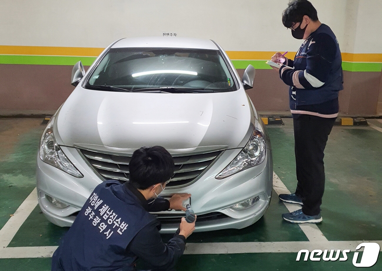 광주시 지방세 체납징수반이 자동차세 상습 체납차량을 적발해 번호판을 영치하고 있다.ⓒ News1 
