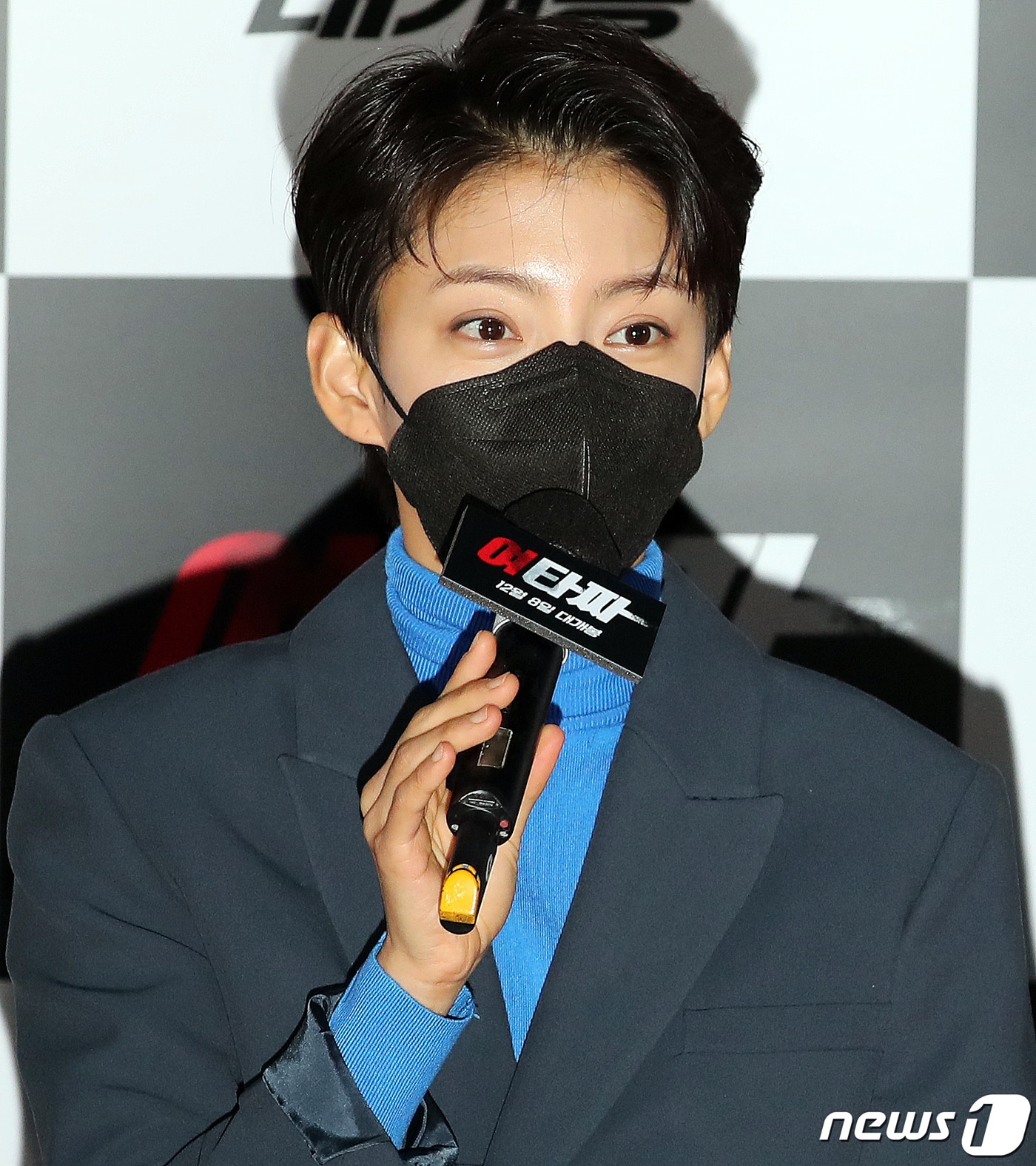 배우 정혜인이 25일 오전 서울 광진구 롯데시네마 건대입구에서 열린 영화 ‘여타짜’ 언론시사회에서 인사말을 하고 있다. '여타짜'는 포커판에 뛰어든 '미미'가 미스터리한 타짜 '오자와'를 만난 뒤 일생일대의 거래를 위해 목숨까지 배팅하는 이야기를 그린 범죄 도박극이다. 2021.11.25/뉴스1 ⓒ News1 김진환 기자