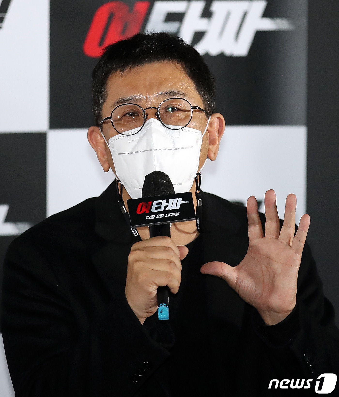 이지승 감독이 25일 오전 서울 광진구 롯데시네마 건대입구에서 열린 영화 ‘여타짜’ 언론시사회에서 취재진 질문에 답변하고 있다. '여타짜'는 포커판에 뛰어든 '미미'가 미스터리한 타짜 '오자와'를 만난 뒤 일생일대의 거래를 위해 목숨까지 배팅하는 이야기를 그린 범죄 도박극이다. 2021.11.25/뉴스1 ⓒ News1 김진환 기자