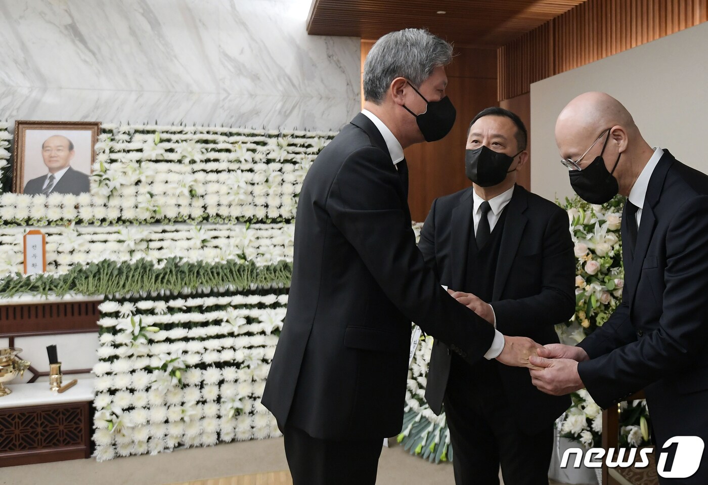 2021년 11월25일 고(故) 노태우 전 대통령의 아들 노재헌 동아시아문화센터 이사장이 서울 서대문구 신촌세브란스병원 장례식장에 마련된 전두환씨 빈소를 찾아 차남 전재용 씨와 인사를 나누는 모습. (자료사진) 2021.11.25/뉴스1 ⓒ News1