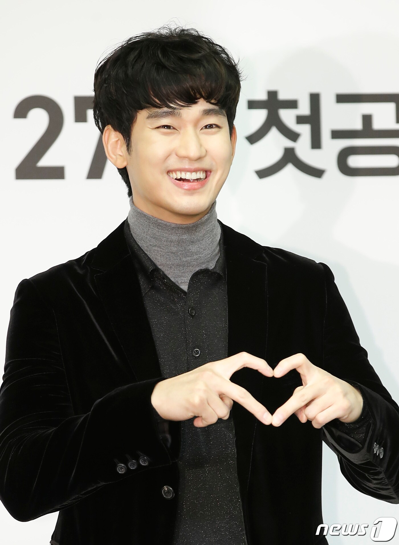 배우 김수현이 26일 오후 서울 영등포구 콘래드 서울에서 열린 쿠팡플레이 ‘어느 날’ 제작발표회에 참석해 포즈를 취하고 있다. ‘어느 날’은 평범한 대학생에서 하룻밤 사이 살인 용의자가 된 김현수(김수현 분)와 진실을 묻지 않는 밑바닥 삼류 변호사 신중한(차승원 분)의 치열한 생존을 그린 8부작 하드코어 범죄 드라마다. 2021.11.26/뉴스1 ⓒ News1 권현진 기자