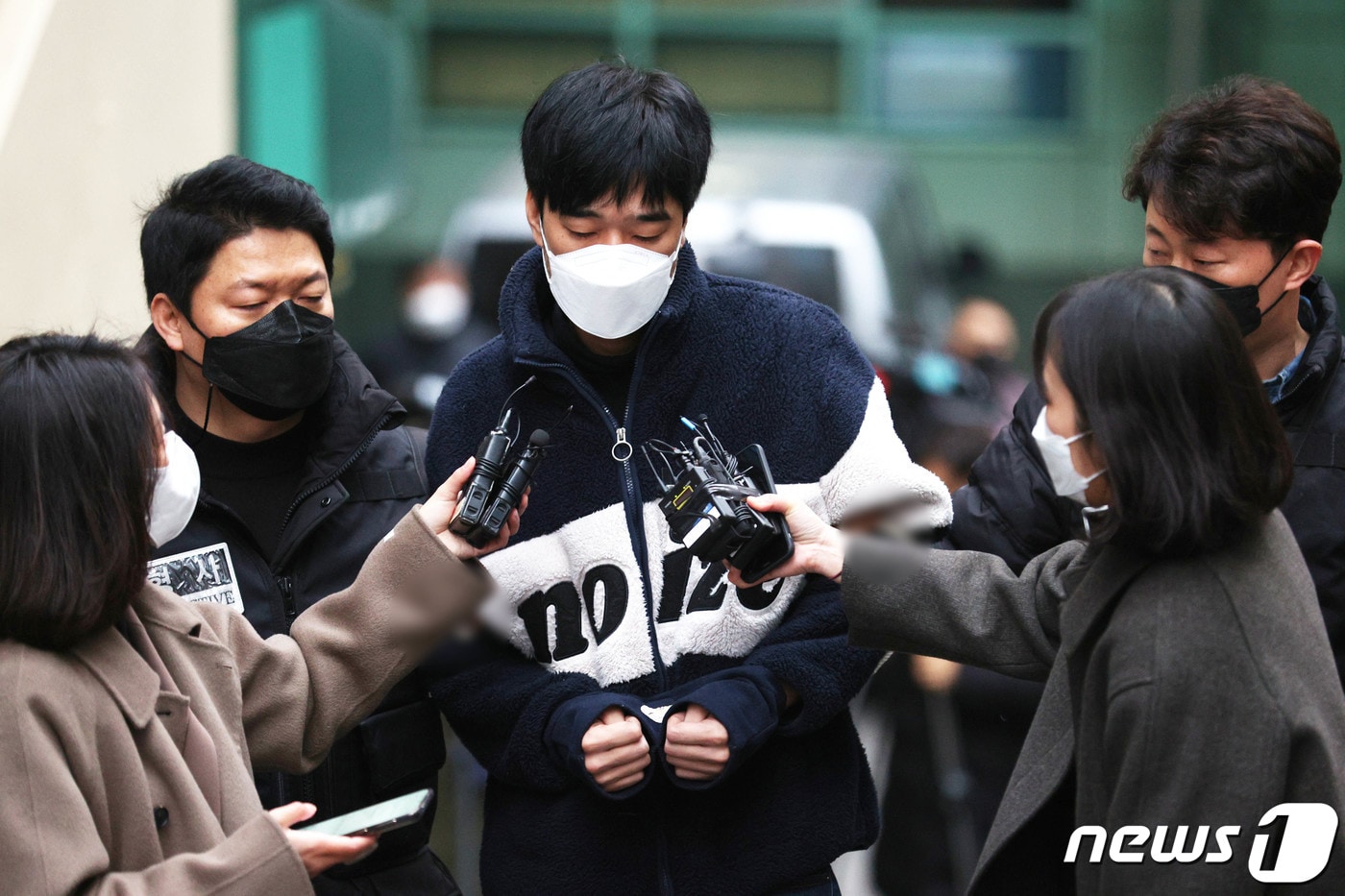 스토킹으로 신변보호를 받던 전 여자친구를 살해한 피의자 김병찬이 29일 오전 검찰 송치를 위해 서울 중구 남대문경찰서를 나서고 있다. 2021.11.29/뉴스1 ⓒ News1 이재명 기자