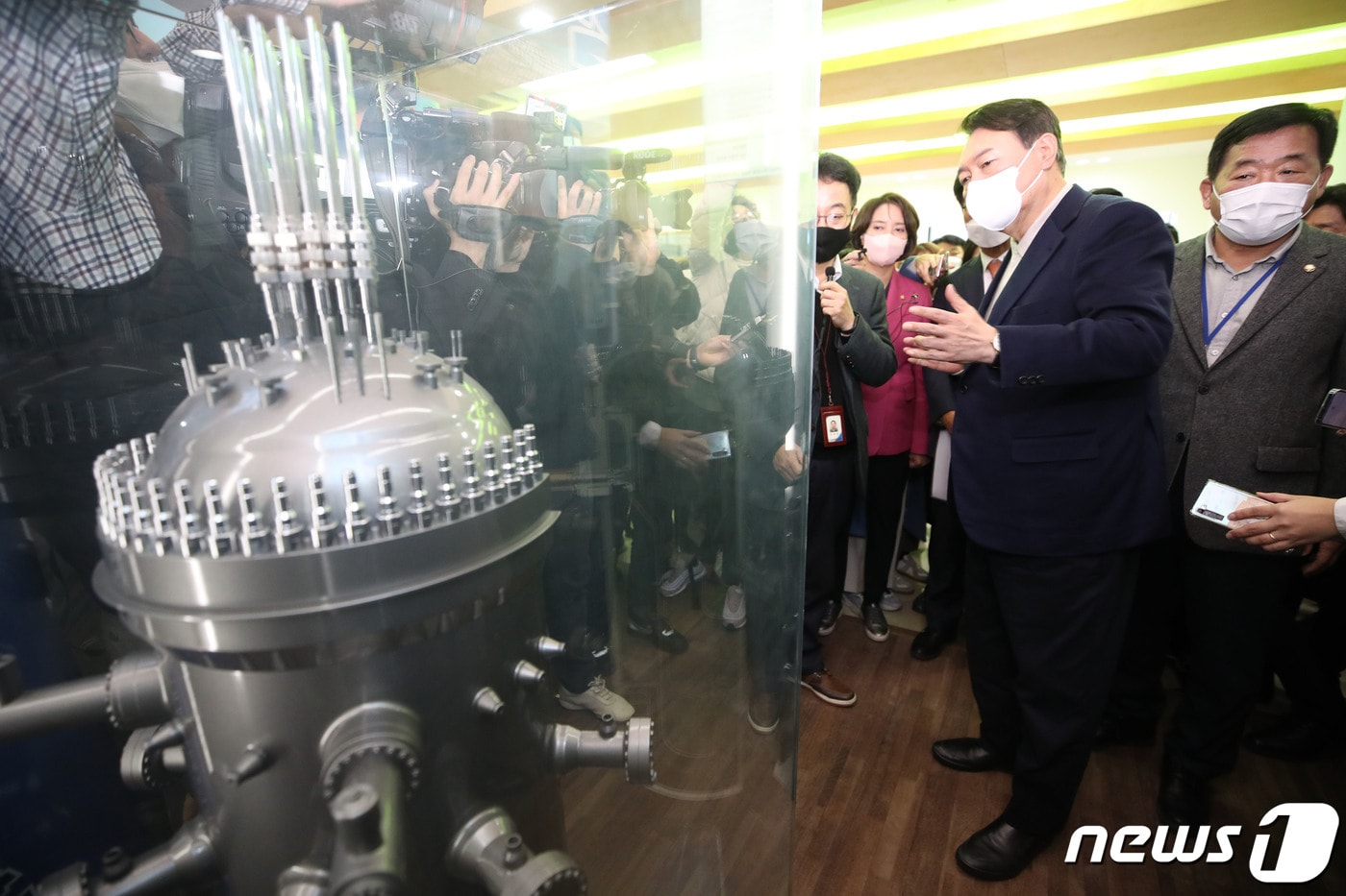 윤석열 국민의힘 대선 후보가 29일 오후 대전 대덕연구단지 내 한국원자력연구원 방문해 소형모듈원자로(SMR)에 대해 설명을 듣고 있다. 2021.11.29/뉴스1 ⓒ News1 오대일 기자