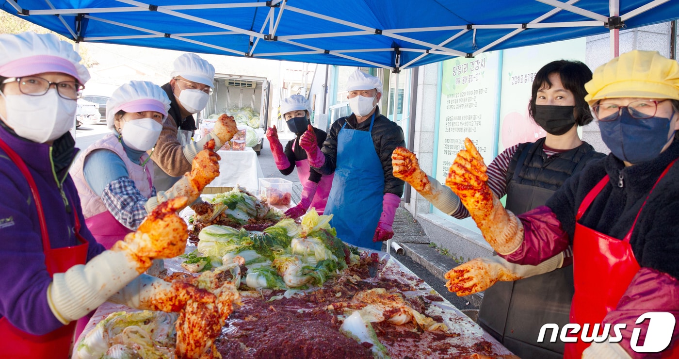 경북 칠곡군 호국마을 주민들이 28일 천안함 희생 장철희 일병 모친에게 전달할 김장을 하고 있다.ㅣ 2021.11.29/ⓒ 뉴스1
