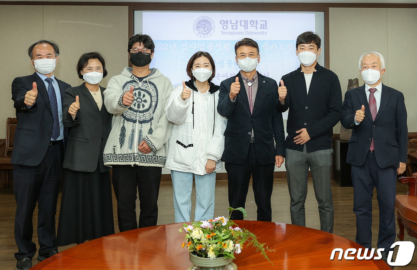 검사시험에 합격한 영남대 로스쿨 재학생..(사진 왼쪽3번째부터 박병훈 손아령씨, 최외출 총장, 이선엽씨)ⓒ 뉴스1