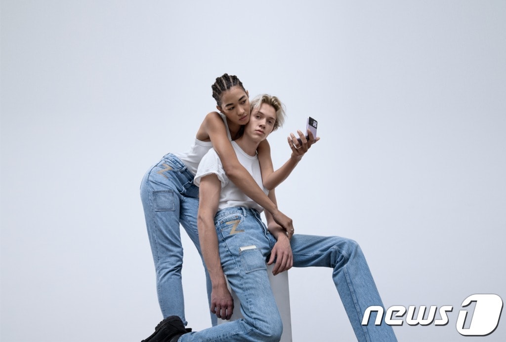 삼성전자 호주법인은 호주 청바지 브랜드 '닥터 데님'(Dr Denim)과 협업한 한정판 청바지 'Z플립 포켓 데님'을 출시한다고 발표했다.(삼성전자 제공) ⓒ 뉴스1