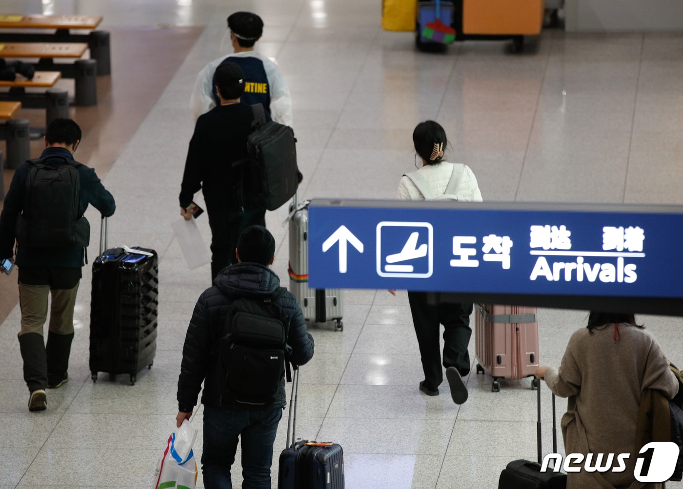 신종 코로나바이러스 감염증(코로나19) 변이 바이러스인 오미크론 확산 우려가 커지고 있는 30일 인천국제공항 1터미널에서 여행객들이 입국하고 있다. 2021.11.30/뉴스1 ⓒ News1 안은나 기자