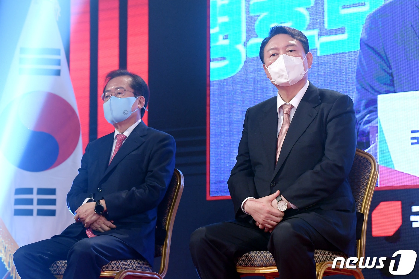 2021년 11월 5일 서울 용산구 백범김구기념관에서 열린 제2차 국민의힘 전당대회(20대 대선후보 경선)에 참석한 홍준표 의원이 침울한 표정으로 결과 발표를 기다리고 있다. 오른쪽은  윤석열 전 검찰총장. 당심 50% 민심 50%를 반영한 결과 윤석열 후보가 47.85%로 41.50%에 그친 홍준표 후보를 누르고 대선후보 자리를 차지했다. 2021.11.5/뉴스1 ⓒ News1 오대일 기자