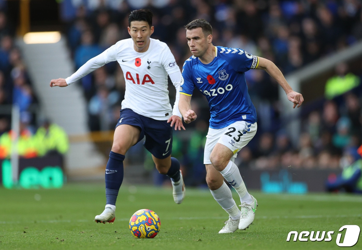 손흥민이 지난 7일(현지시간) 영국 리버풀의 구디슨 파크에서 열린 EPL 에버턴과 경기서 상대 선수 시무스 콜먼과 볼을 다투는 모습. ⓒ 로이터=뉴스1 ⓒ News1 