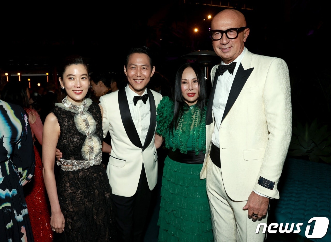 6일(현지시간) 미국에서 열린 'LACMA 아트+필름 갈라' 행사에 참석한 임세령 대상그룹 부회장(맨 왼쪽)과 이정재(왼쪽에서 2번째). 맨 오른쪽은 마르코 비자리 구찌 회장 ⓒ AFP=뉴스1