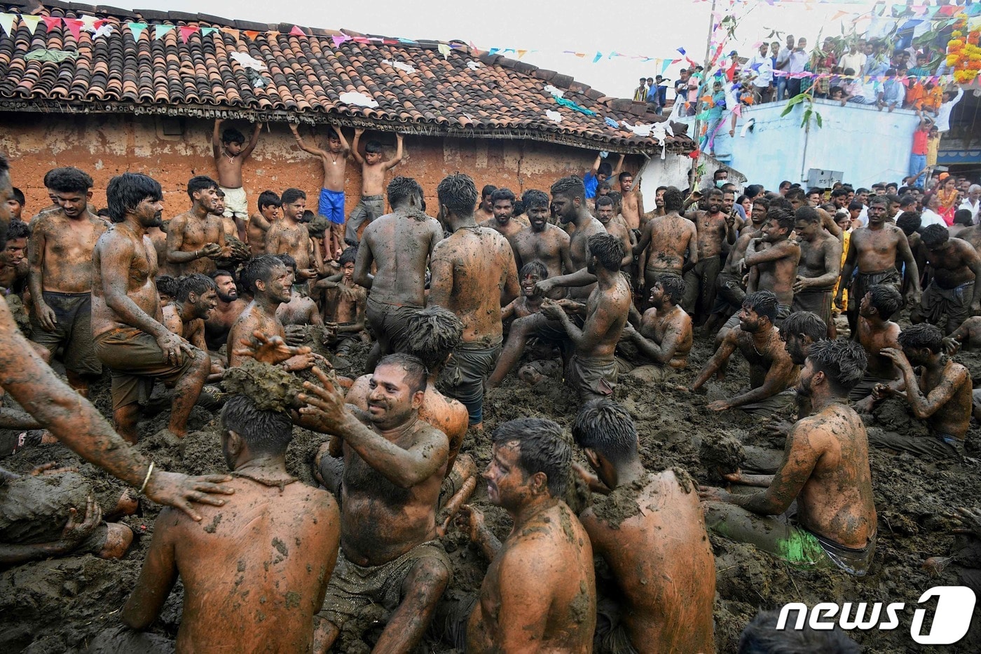 지난 6일 인도에서 열린 소똥 축제에 참여한 남성들. ⓒ AFP=뉴스1